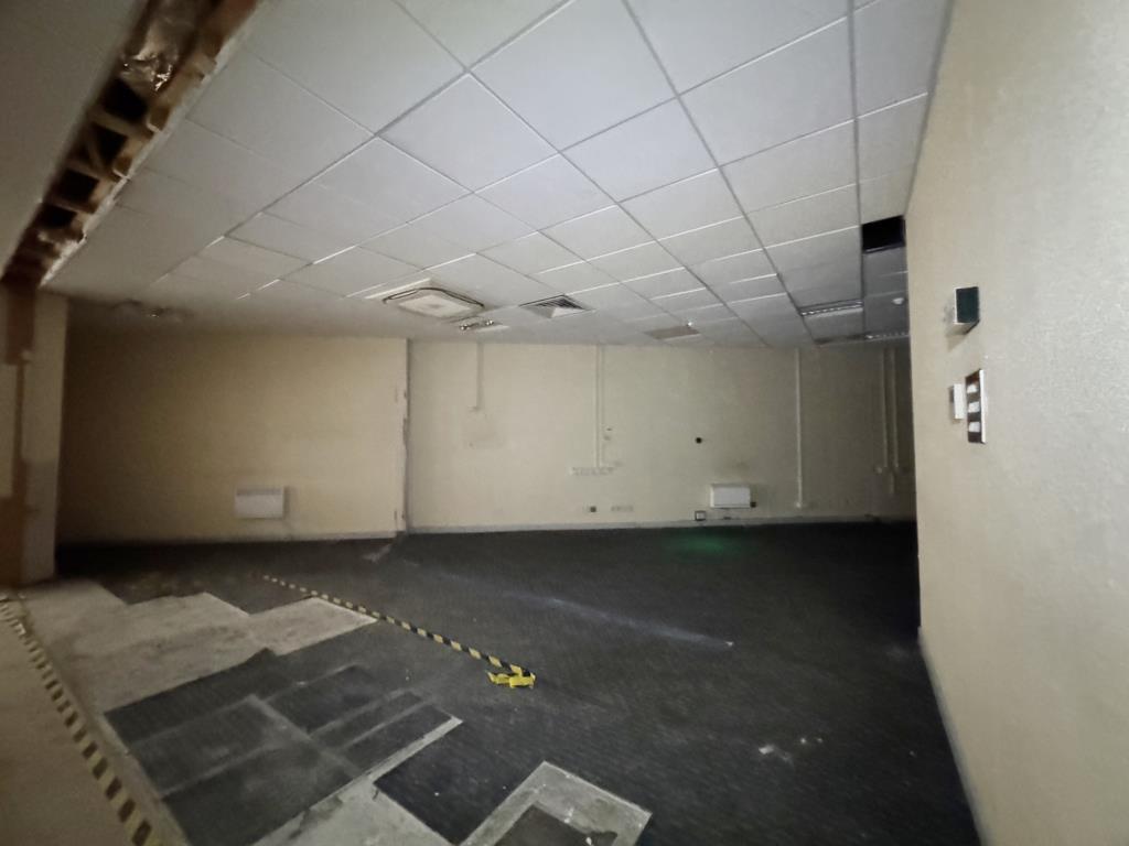 Lot: 85 - FORMER BANK PREMISES - Shop space